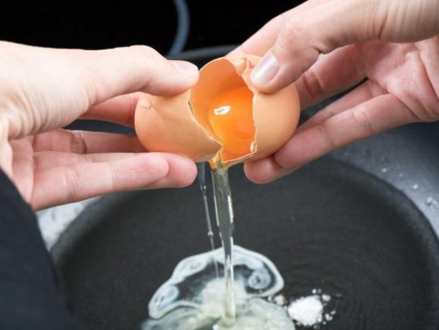 Los huevos se hacen súper rápido. ¡Cuidado con cuajar la yema!