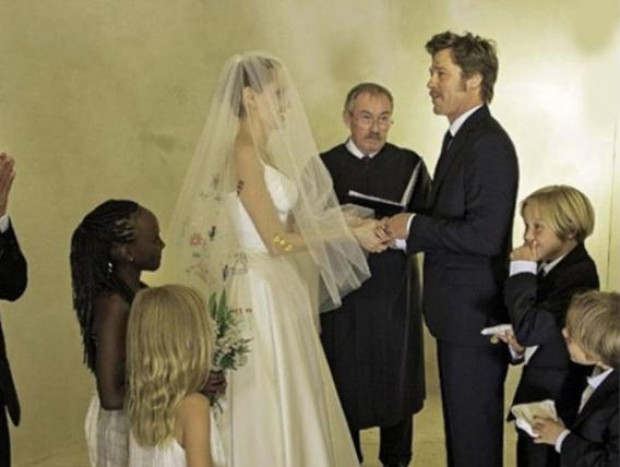Brad Pitt y Angelina Jolie, rodeados de sus hijos durante la ceremonia de su boda.