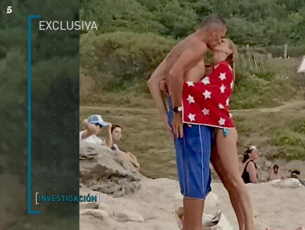 Iñaki Urdangarin y Ainhoa Armentia besándose en una playa de Francia