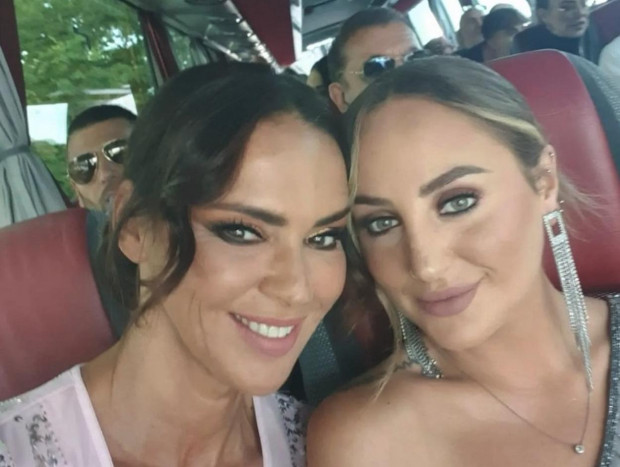 Olga Moreno y Rocío Flores, en el autobus listas para llegar a la boda