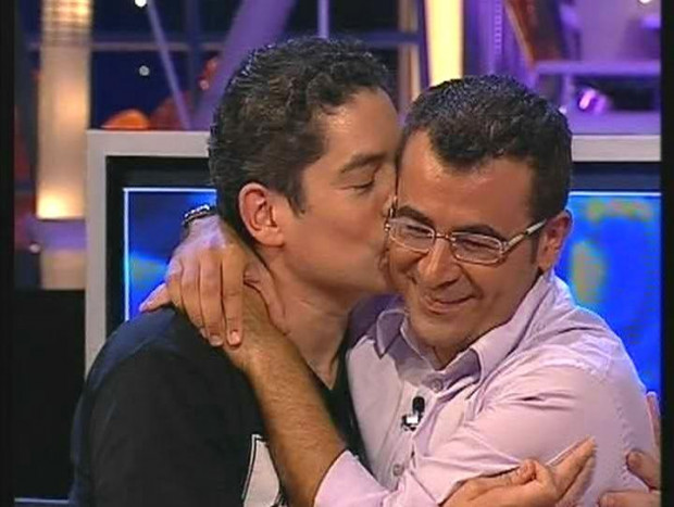 Boris besando a Jorge Javier Vázquez en "Crónicas Marcianas".
