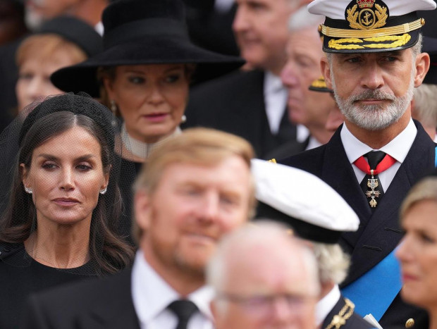 La reina estuvo muy seria por estar al lado de su suegro en el funeral de Isabel II.