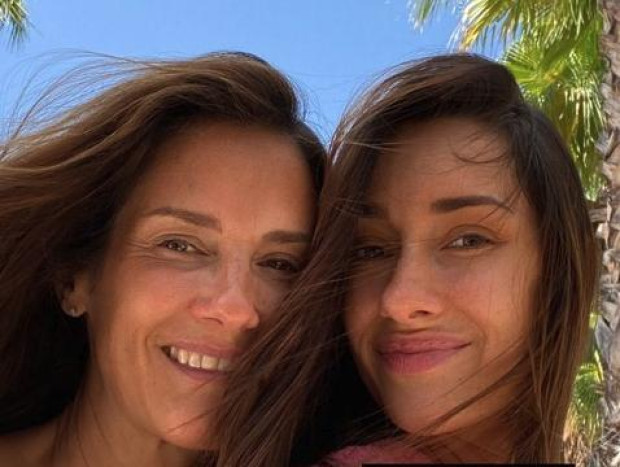 Adara Molinero y su madre Elena hacen una demostración de unión