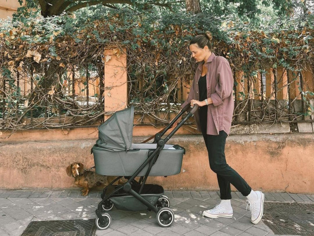 Claudia Osborne, encantada con la elección del carrito de bebé de su bebé.