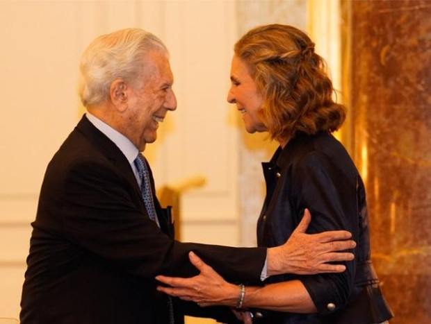 Mario Vargas Llosa y la infanta Elena durante la entrega del Premio Capote de las Artes 2022. Foto: EP
