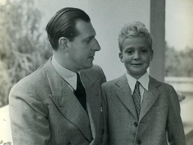 Juan Carlos con su padre, con el que tuvo una relación muy distante.