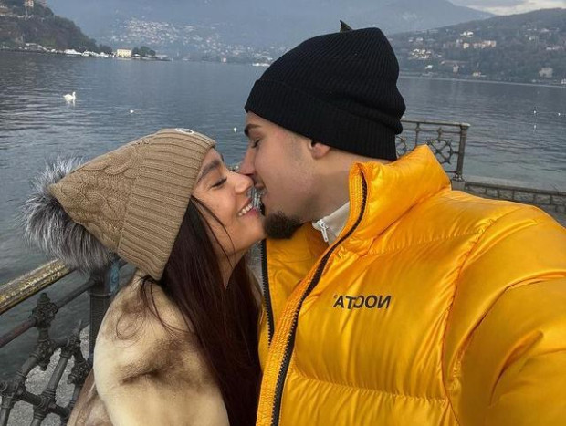 Julia Janeiro y su novio se besan frente al lago de Como, Italia (redes).