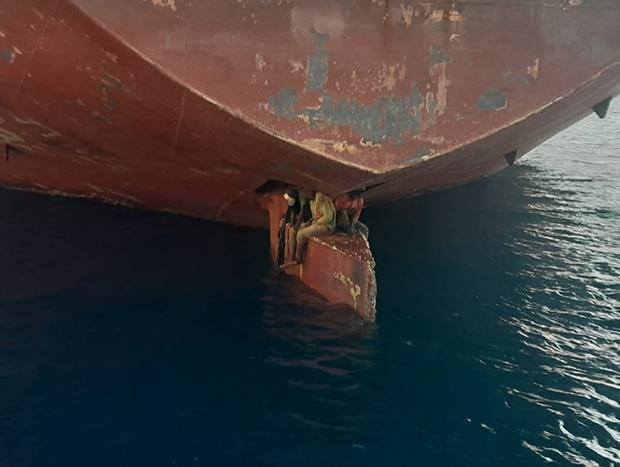 polizones en el timón de un barco