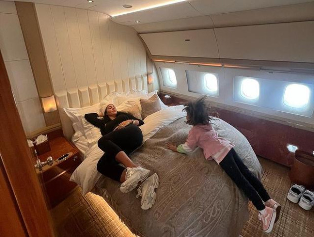 Georgina Rodríguez con su hija Alana en la cama de su avión.