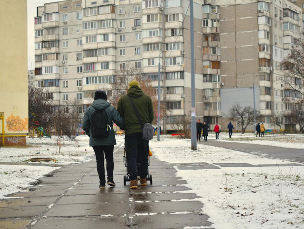 Familia ucraniana paseando bebé por la calle