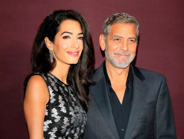 George Clooney posando con su mujer, Amal.