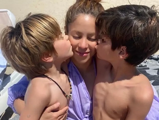 Shakira con sus hijos en la playa en una foto de redes.