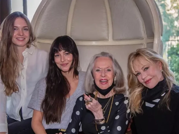 melanie griffith presume hijas stella del carmen y dakota