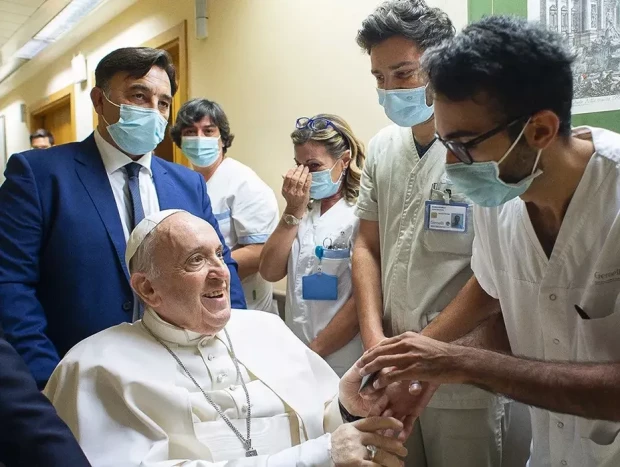 El Papa Francisco saludando a los sanitarios que le cuidaron a su salida del hospital.