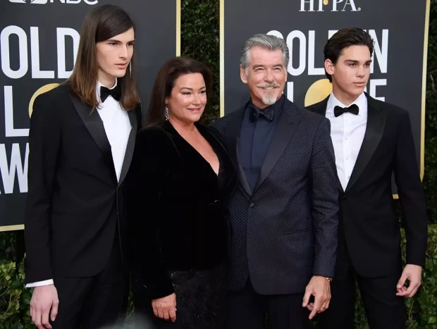 Pierce Brosnan con su esposa y sus dos hijos.