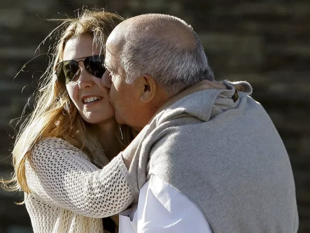 Amancio Ortega besa con cariño a su hija Marta.