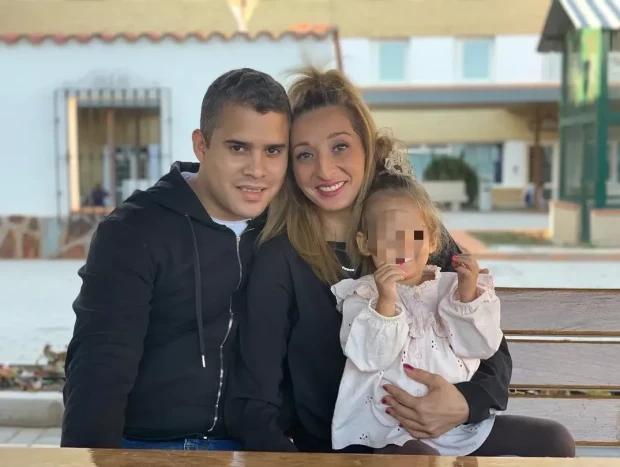 Imagen de la pareja, José Fernando y Michu, con la hija de ambos.
