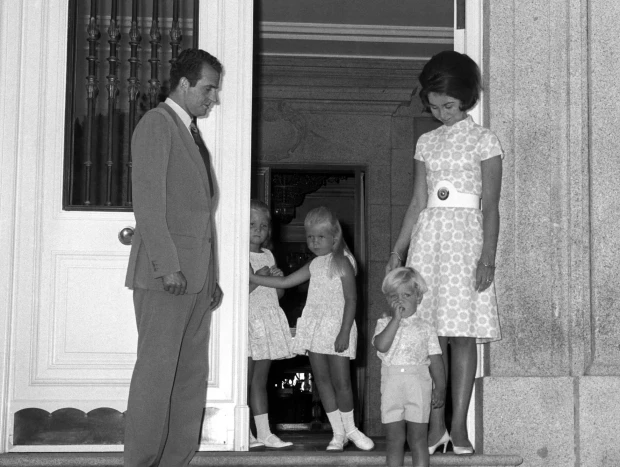 Juan Carlos I y Sofía con sus hijos, de niños.