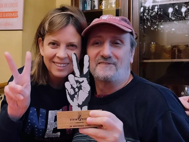 José Luis Gil posa con su hija y el premio que le han concedido.