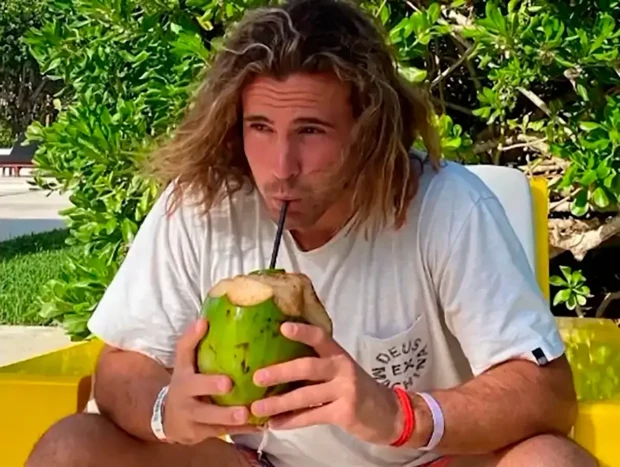 Daniel Sancho bebiendo un coctel de un coco.