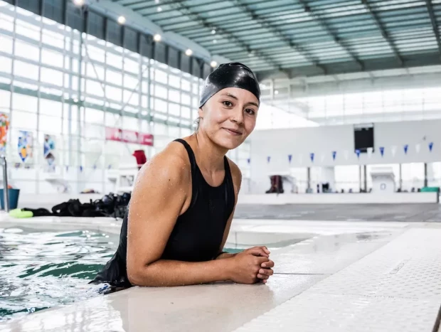 Nadar es un ejercicio aeróbico de bajo impacto que ayuda a reducir el dolor musculoesquelético que se produce en la fibromialgia.