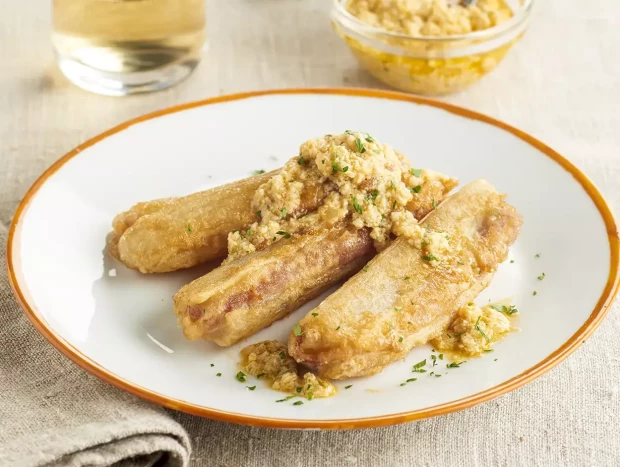 Pencas de acelgas rellenas con salsa de almendras