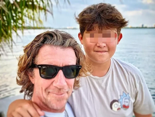 Colate Vallejo-Nágera con su hijo, el pasado verano.