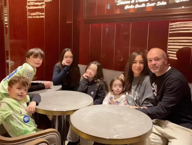 Andrés Iniesta con su mujer y sus cinco hijos en un restaurante de Japón.