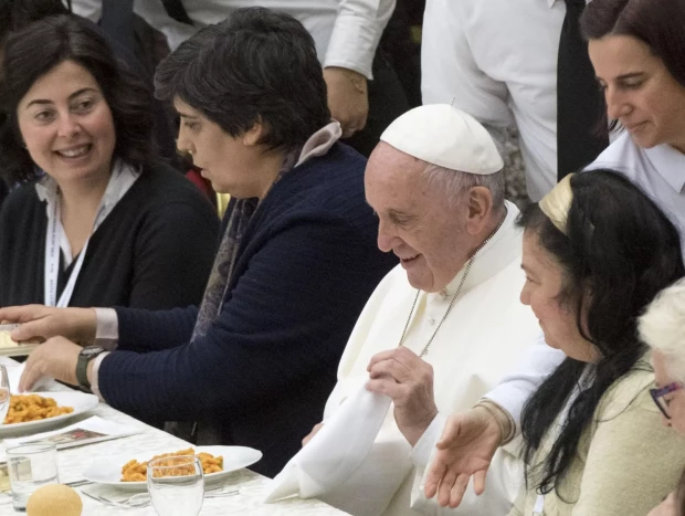 Papa Francisco comiendo pasta.