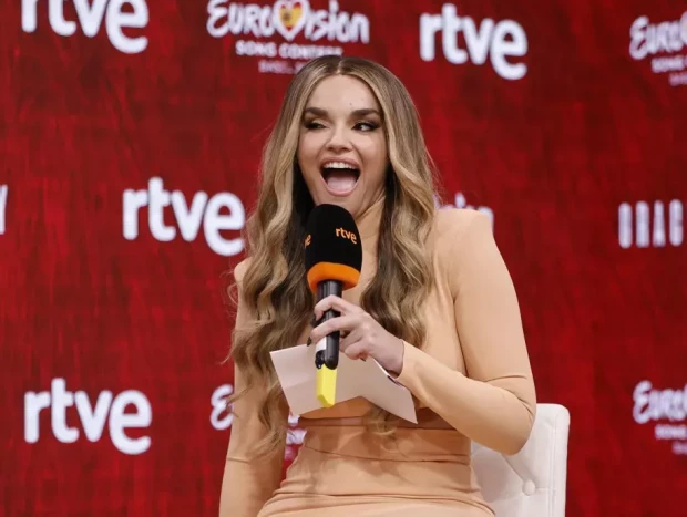 Melody en plena rueda de prensa.