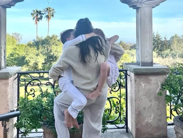 Meghan Markle en su casa con sus hijos.