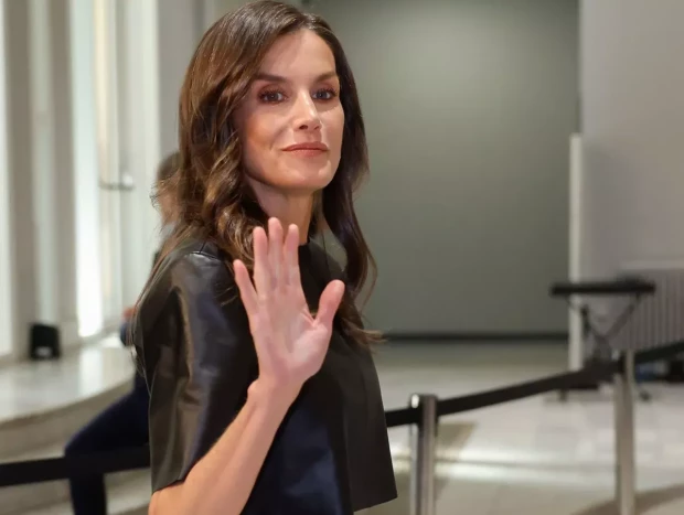 La reina Letizia saludando a las cámaras, vestida de negro, en el certamen 'Solo de Ciencia'