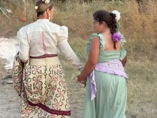 María Jesús Ruíz con su hija Alba en El Rocío