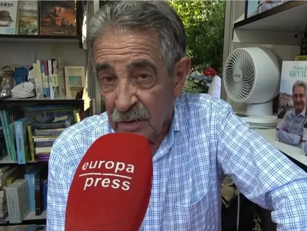 Miguel Ángel Revilla en la feria del libro