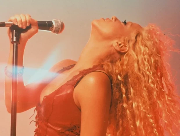Shakira cantando