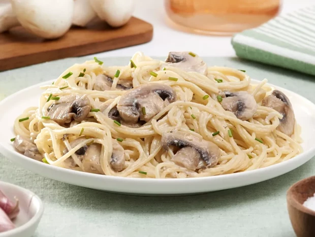 Espaguetis con salsa cremosa de champiñones