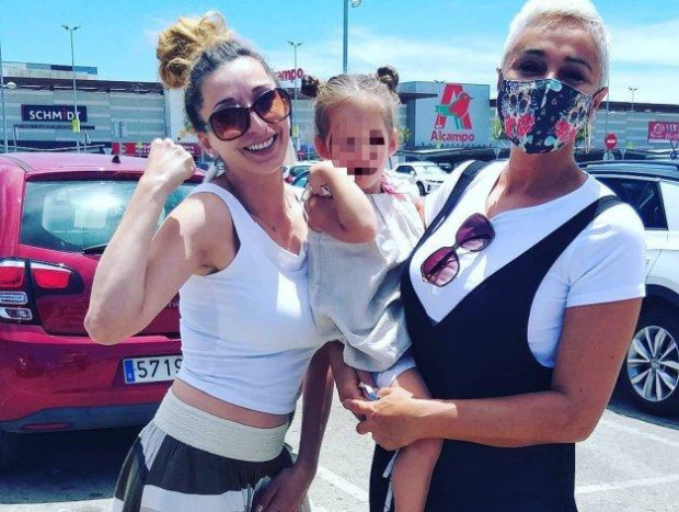 Ana María Aldón con Michu y su hija.