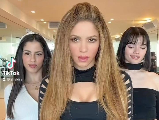 Shakira y Natalia Palomares, bailando.