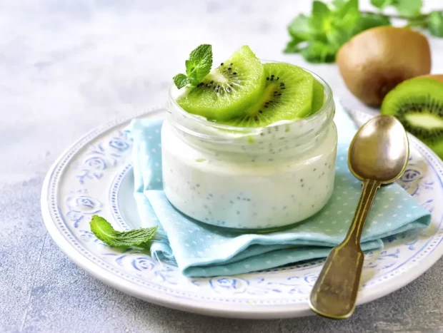 Es ideal combinar el kiwi con yogur, un lácteo fermentado que ayuda a aumentar el número de bacterias «buenas» que se hospedan en el intestino.
