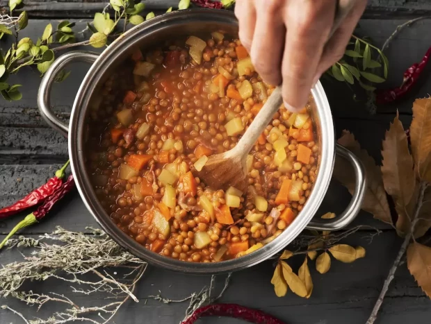 Aumentar el consumo de legumbres es una de las mejores medidas contra el estreñimiento, las hemorroides y las fisuras anales.