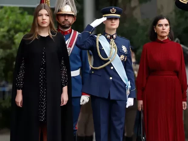 La princesa Leonor y la infanta Sofía en el desfile militar