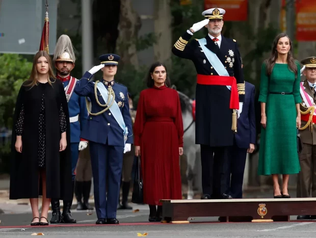 La princesa Leonor y la infanta Sofía en el desfile militar