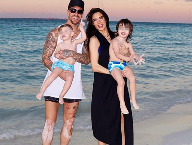 Pilar Rubio y Sergio Ramos con sus hijos en una playa de Riviera Maya.