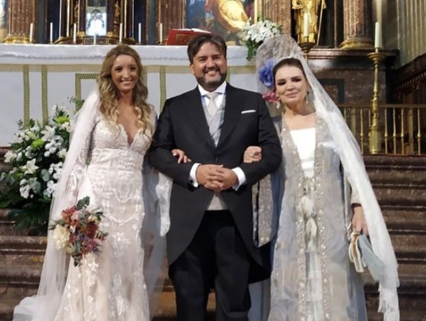 María José Cantudo con los novios, Manuel Otero Jr. y Maribel Sánchez.