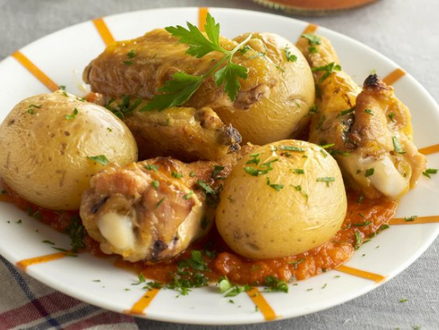 alitas-de-pollo-con-patatas-bravas