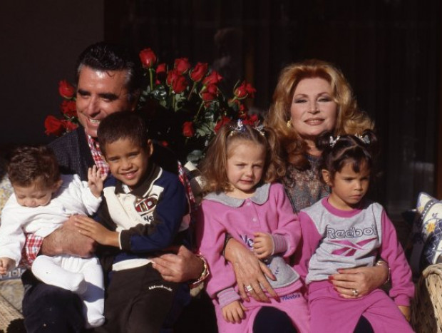 Rocío Jurado y Ortega Cano con sus hijos, Gloria Camila y José Fernando, y sus nietos, Rocío y David Flores.