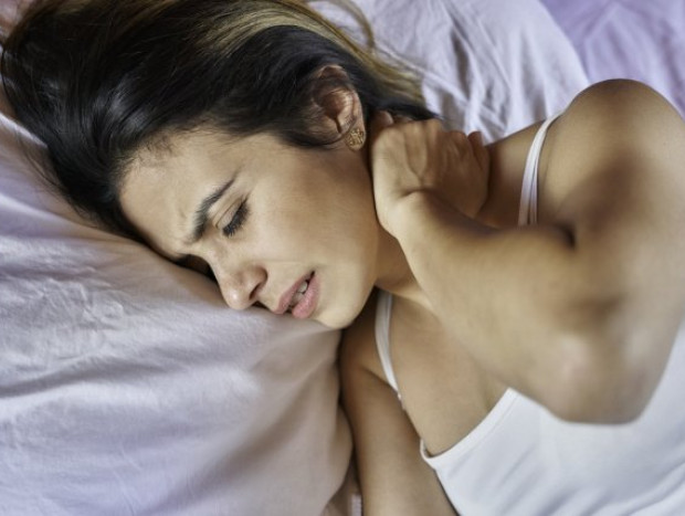 Una mala postura al dormir puede provocarnos una contractura.