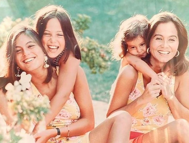 Chábeli con su madre y sus hermanas pequeñas, Tamara y Ana.