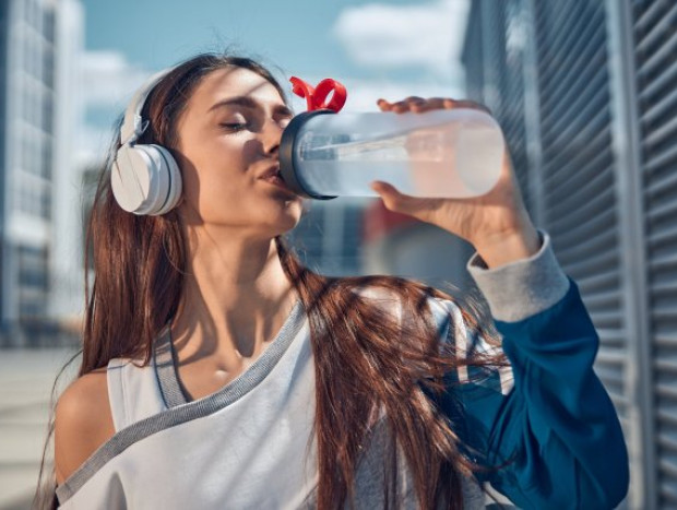 Beber agua ayuda a depurar toxinas y elimina el exceso de grasa.