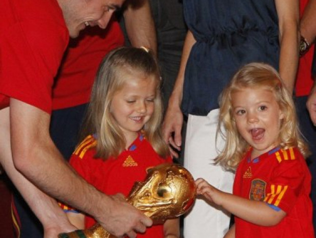 Íker Casillas dejándoles la Copa del Mundo a la Princesa Leonor y a la Infanta Sofía. 